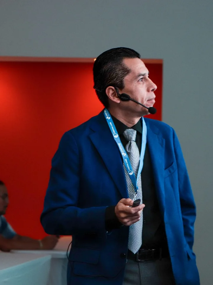 Dr. Israel Ramos speaking to dental professionals at a conference.